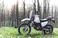 Klasyczny enduro motocykl z drogi w wiosna lesie, pojęcie, aktywny styl życia obraz royalty free Klasyczny enduro motocykl z drogi w wiosna lesie, pojęcie, aktywny styl życia obraz royalty free