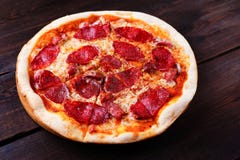 Klasyczny pokrojony pepperoni pizzy zakończenie up zdjęcie royalty free Klasyczny pokrojony pepperoni pizzy zakończenie up zdjęcie royalty free