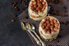 Klasyczny tiramisu w szklanym słoju obraz royalty free Klasyczny tiramisu w szklanym słoju obraz royalty free