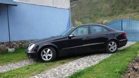 Klausenburg Napoca/Rumänien - 1. Mai 2017: Mercedes Benz W211 - Jahr 2004, Avantgardeausrüstung, glasierte doppeltes Schiebedach lizenzfreies stockfoto Klausenburg Napoca/Rumänien - 1. Mai 2017: Mercedes Benz W211 - Jahr 2004, Avantgardeausrüstung, glasierte doppeltes Schiebedach lizenzfreies stockfoto