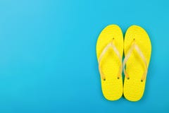 Kleidung, Schuhe und Zubehör - Draufsichtgelbpaarflipflops Lizenzfreie Stockbilder Kleidung, Schuhe und Zubehör - Draufsichtgelbpaarflipflops Lizenzfreie Stockbilder