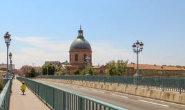 Klein kind die een fiets veilig in fietssteeg berijden op een toneel Europese brug stock fotografie Klein kind die een fiets veilig in fietssteeg berijden op een toneel Europese brug stock fotografie