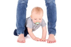 Kleine Babykleinkind- und -Mutterbeine lokalisiert auf Weiß Lizenzfreie Stockfotografie Kleine Babykleinkind- und -Mutterbeine lokalisiert auf Weiß Lizenzfreie Stockfotografie