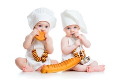 Wenige Kochkinder Junge und Mädchen stockbild Wenige Kochkinder Junge und Mädchen stockbild