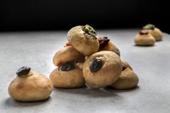 Kleine die broodjes met deeg en knoflook worden bedekt stock fotografie Kleine die broodjes met deeg en knoflook worden bedekt stock fotografie