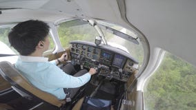 Kleine flache Landung vom Cockpit stock video footage Kleine flache Landung vom Cockpit stock video footage