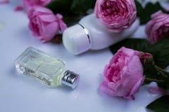 Kleine Flasche Parfüme mit Blumen stockfoto Kleine Flasche Parfüme mit Blumen stockfoto