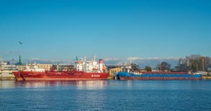 Kleine Frachtschiffe im Hafen Stockbild Kleine Frachtschiffe im Hafen Stockbild