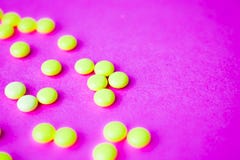 Kleine gelb-orangee schöne medizinische pharmaceptic runde Pillen, Vitamine, Drogen, Antibiotika auf einem rosa purpurroten Hinte lizenzfreie stockfotos Kleine gelb-orangee schöne medizinische pharmaceptic runde Pillen, Vitamine, Drogen, Antibiotika auf einem rosa purpurroten Hinte lizenzfreie stockfotos