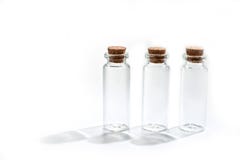 Kleine glasflessen met cork deksel op witte achtergrond stock afbeelding Kleine glasflessen met cork deksel op witte achtergrond stock afbeelding