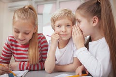 Kleine jonge geitjes die bij de klasse van de basisschoolkunst trekken royalty-vrije stock afbeelding Kleine jonge geitjes die bij de klasse van de basisschoolkunst trekken royalty-vrije stock afbeelding