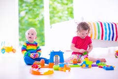 Kleine kinderen die met stuk speelgoed auto's spelen stock afbeeldingen Kleine kinderen die met stuk speelgoed auto's spelen stock afbeeldingen