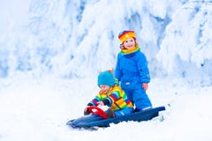 Kleine kinderen die van een arrit genieten royalty-vrije stock fotografie Kleine kinderen die van een arrit genieten royalty-vrije stock fotografie