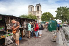 Kleine Kunst und Souvenirladen mit gehenden Touristen in Paris lizenzfreie stockbilder Kleine Kunst und Souvenirladen mit gehenden Touristen in Paris lizenzfreie stockbilder