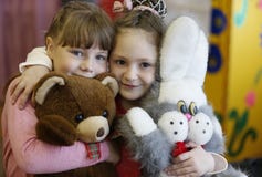 Kleine meisjes met speelgoed stock afbeelding Kleine meisjes met speelgoed stock afbeelding
