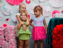 Kleine Mädchen an einem Feiertag in einem rosa Rock Mädchen mit Geschenken lizenzfreie stockfotos Kleine Mädchen an einem Feiertag in einem rosa Rock Mädchen mit Geschenken lizenzfreie stockfotos