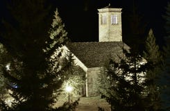 kleine Romanesquekirche mit seinem typischen Turm gemacht in allen Steinen mitten in einem Wald belichtet bis zum Nacht stockfotos kleine Romanesquekirche mit seinem typischen Turm gemacht in allen Steinen mitten in einem Wald belichtet bis zum Nacht stockfotos