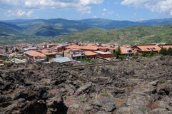 Kleine stad dichtbij vulkaan Etna. royalty-vrije stock foto's Kleine stad dichtbij vulkaan Etna. royalty-vrije stock foto's