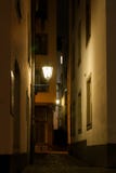 Kleine straat in oude stad bij nacht in Keulen Duitsland stock afbeeldingen Kleine straat in oude stad bij nacht in Keulen Duitsland stock afbeeldingen