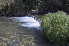 Kleine Waterval op de Hermon-Stroom in de Goland-Hoogten royalty-vrije stock afbeelding Kleine Waterval op de Hermon-Stroom in de Goland-Hoogten royalty-vrije stock afbeelding