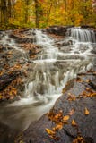 Kleine watervallen in de herfst royalty-vrije stock afbeelding Kleine watervallen in de herfst royalty-vrije stock afbeelding