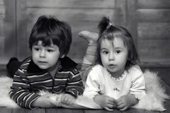 Kleine Zwillinge liegen auf dem Boden stockfotos Kleine Zwillinge liegen auf dem Boden stockfotos