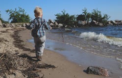 Kleiner Junge, der auf dem Strand spielt lizenzfreie stockfotos Kleiner Junge, der auf dem Strand spielt lizenzfreie stockfotos