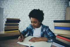 Kleiner Junge des Afroamerikaners tut Hausarbeit zu Hause lizenzfreies stockfoto Kleiner Junge des Afroamerikaners tut Hausarbeit zu Hause lizenzfreies stockfoto