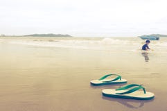 Kleiner Junge ließ seine Schuhe auf dem Strand lizenzfreies stockfoto Kleiner Junge ließ seine Schuhe auf dem Strand lizenzfreies stockfoto
