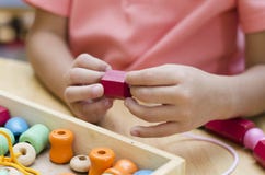 Kleiner Junge mit farbigen Perlen Montessori Material lizenzfreie stockfotos Kleiner Junge mit farbigen Perlen Montessori Material lizenzfreie stockfotos