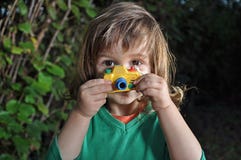 Kleiner Junge mit Spielzeugkamera Stockfotografie Kleiner Junge mit Spielzeugkamera Stockfotografie