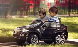 Kleiner Junge und Mädchen, die Spielzeugauto in einem Park fährt stockfotos Kleiner Junge und Mädchen, die Spielzeugauto in einem Park fährt stockfotos