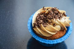 Kleiner Kuchen in den Kapseln der blauen Formen mit unterschiedlichem sahnt lizenzfreie stockfotos Kleiner Kuchen in den Kapseln der blauen Formen mit unterschiedlichem sahnt lizenzfreie stockfotos