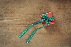 Kleiner netter Präsentkarton für Weihnachten auf altem hölzernem Hintergrund Stockbild Kleiner netter Präsentkarton für Weihnachten auf altem hölzernem Hintergrund Stockbild