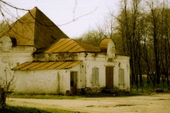 Kleiner ruinierter Ziegelsteinshop in der russischen Provinz lizenzfreies stockbild Kleiner ruinierter Ziegelsteinshop in der russischen Provinz lizenzfreies stockbild