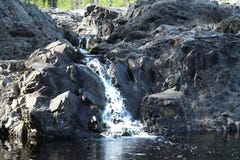 Kleiner Wasserfall in Karelien im Wald mit Felsen lizenzfreie stockbilder Kleiner Wasserfall in Karelien im Wald mit Felsen lizenzfreie stockbilder