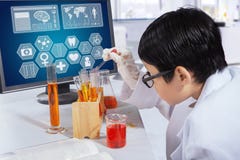 Kleiner Wissenschaftler macht chemische Forschung stockfoto Kleiner Wissenschaftler macht chemische Forschung stockfoto