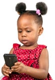 Kleines Afroamerikanermädchen mit Handy lizenzfreie stockbilder Kleines Afroamerikanermädchen mit Handy lizenzfreie stockbilder