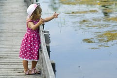 Kleines blondes Mädchen auf Promenade stockfotos Kleines blondes Mädchen auf Promenade stockfotos