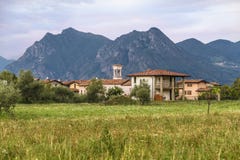 Kleines Dorf in Nord-Italien lizenzfreies stockbild Kleines Dorf in Nord-Italien lizenzfreies stockbild