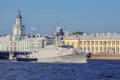 Kleines Flugschiff Serpukhov auf Wiederholung der Marineparade am Tag der russischen Flotte in St Petersburg Lizenzfreie Stockfotos Kleines Flugschiff Serpukhov auf Wiederholung der Marineparade am Tag der russischen Flotte in St Petersburg Lizenzfreie Stockfotos