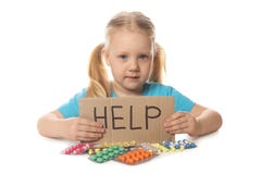 Kleines Kind mit vielen verschiedenen Pillen und Wort Hilfe geschrieben auf Pappe Gefahr des Medikaments lizenzfreies stockfoto Kleines Kind mit vielen verschiedenen Pillen und Wort Hilfe geschrieben auf Pappe Gefahr des Medikaments lizenzfreies stockfoto