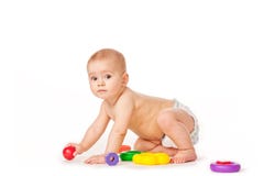 Kleines Kinderspiel mit Spielwaren auf weißem Hintergrund lizenzfreie stockfotografie Kleines Kinderspiel mit Spielwaren auf weißem Hintergrund lizenzfreie stockfotografie