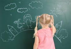 Kleines Kinderzeichnungsfamilie mit weißer Kreide lizenzfreies stockfoto Kleines Kinderzeichnungsfamilie mit weißer Kreide lizenzfreies stockfoto