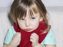 Kleines krankes Mädchen sitzt auf einer weißen Couch, die in einem roten Schal eingewickelt wird stockfoto Kleines krankes Mädchen sitzt auf einer weißen Couch, die in einem roten Schal eingewickelt wird stockfoto