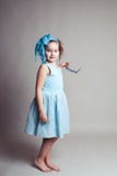Kleines Mädchen, das in Gray Backdrop steht stockfoto Kleines Mädchen, das in Gray Backdrop steht stockfoto
