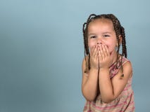 Kleines Mädchen in den Zöpfen lachend hinter ihren Händen stockfotos Kleines Mädchen in den Zöpfen lachend hinter ihren Händen stockfotos