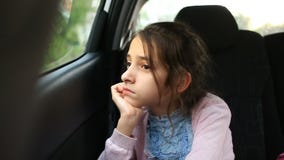 Kleines Mädchen, gebohrt in dem Motor-, das Fenster durch das Fenster heraus schauend - Straßenreflexion stock footage Kleines Mädchen, gebohrt in dem Motor-, das Fenster durch das Fenster heraus schauend - Straßenreflexion stock footage