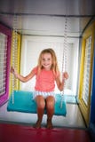 Kleines Mädchen im Spielplatz lizenzfreies stockfoto Kleines Mädchen im Spielplatz lizenzfreies stockfoto