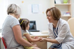 Kleines Mädchen mit ihrer Mutter an einem Doktor auf Beratung lizenzfreies stockbild Kleines Mädchen mit ihrer Mutter an einem Doktor auf Beratung lizenzfreies stockbild